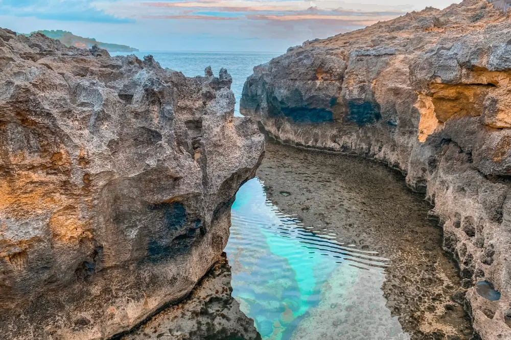 Angel’s Billabong is a stunning tidal pool located on the rugged west coast of Nusa Penida, commonly visited as part of West Nusa Penida day tours along with Broken Beach and Kelingking Beach.