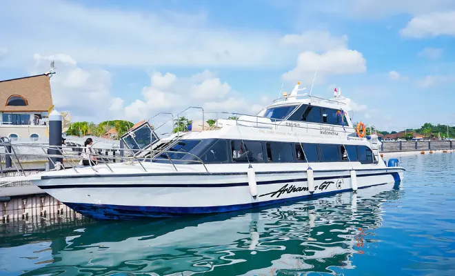 Fast boat by Arthamas Express connecting Sanur in Bali with Jungut Batu in Nusa Lembongan, providing smooth daily sea transfers for island travelers.