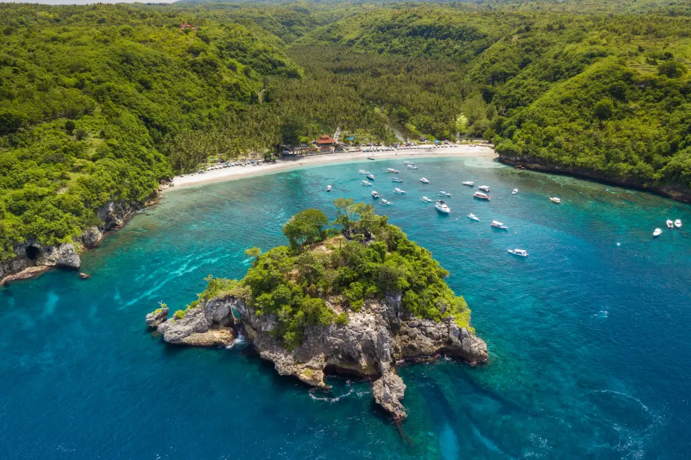 Crystal Bay, located on the west side of Nusa Penida, is a popular stop for West Nusa Penida tours and a favorite spot for snorkeling and sunset views.