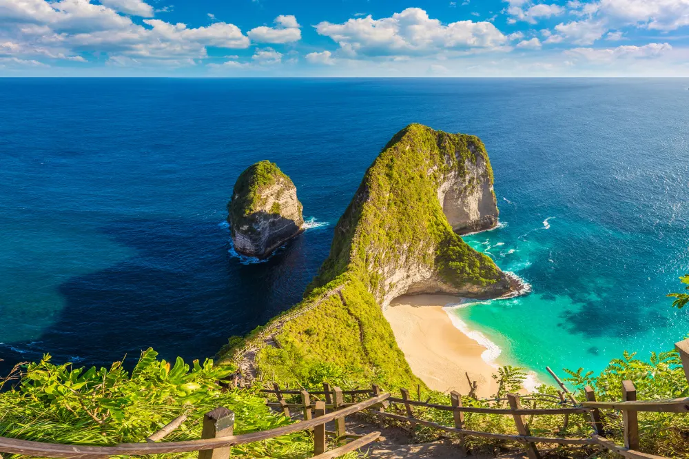 Kelingking Beach, located on the western side of Nusa Penida, is a highlight of most West Nusa Penida tour packages.