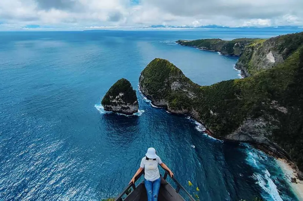 Paluang Cliff, located in West Nusa Penida, offers a panoramic viewpoint near Kelingking Beach and is often included in West Nusa Penida tour packages.